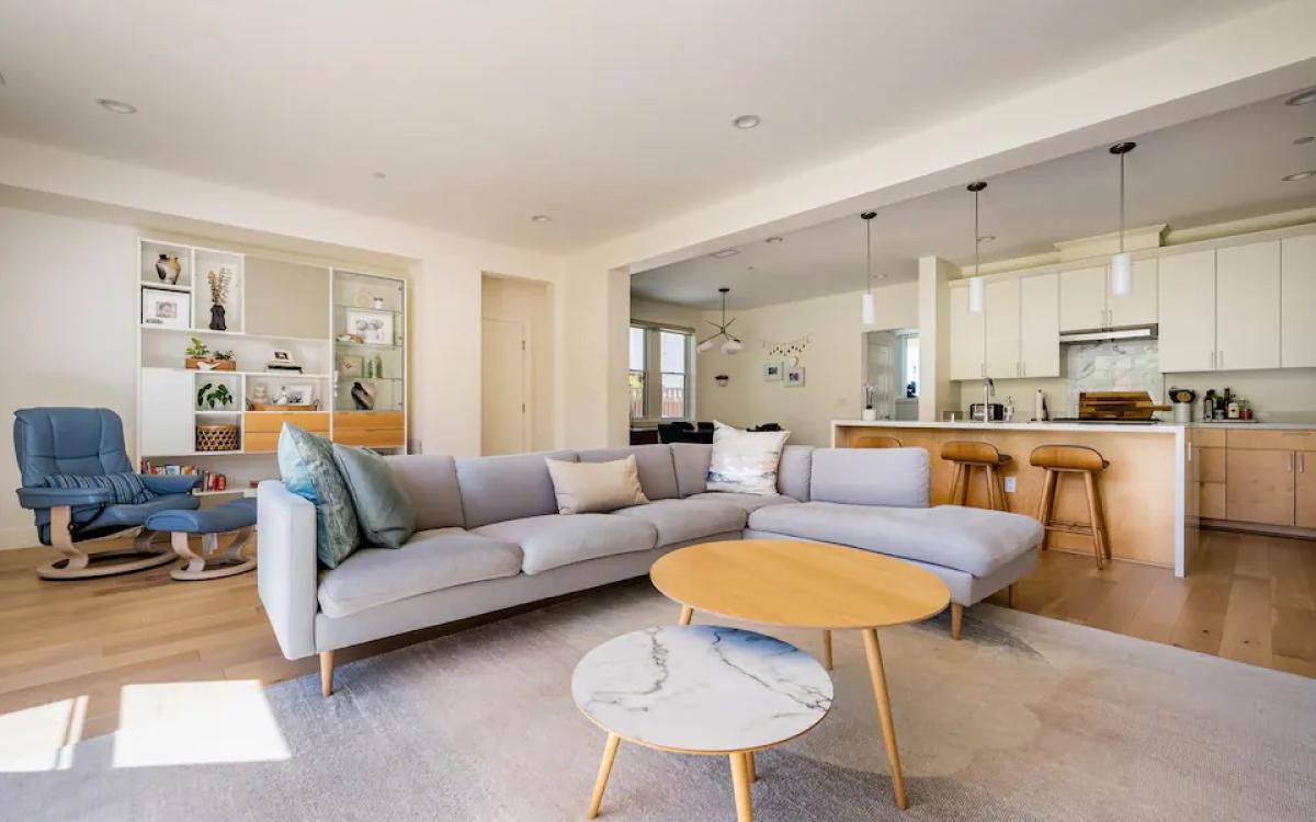 2500 Bowdoin Interior