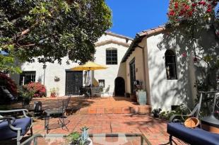 676 Mayfield Ave. courtyard